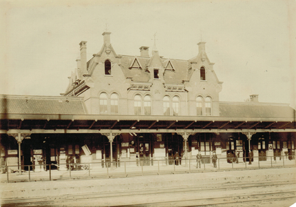 808251 Gezicht op de perronzijde van het S.S.-station Lage Zwaluwe.